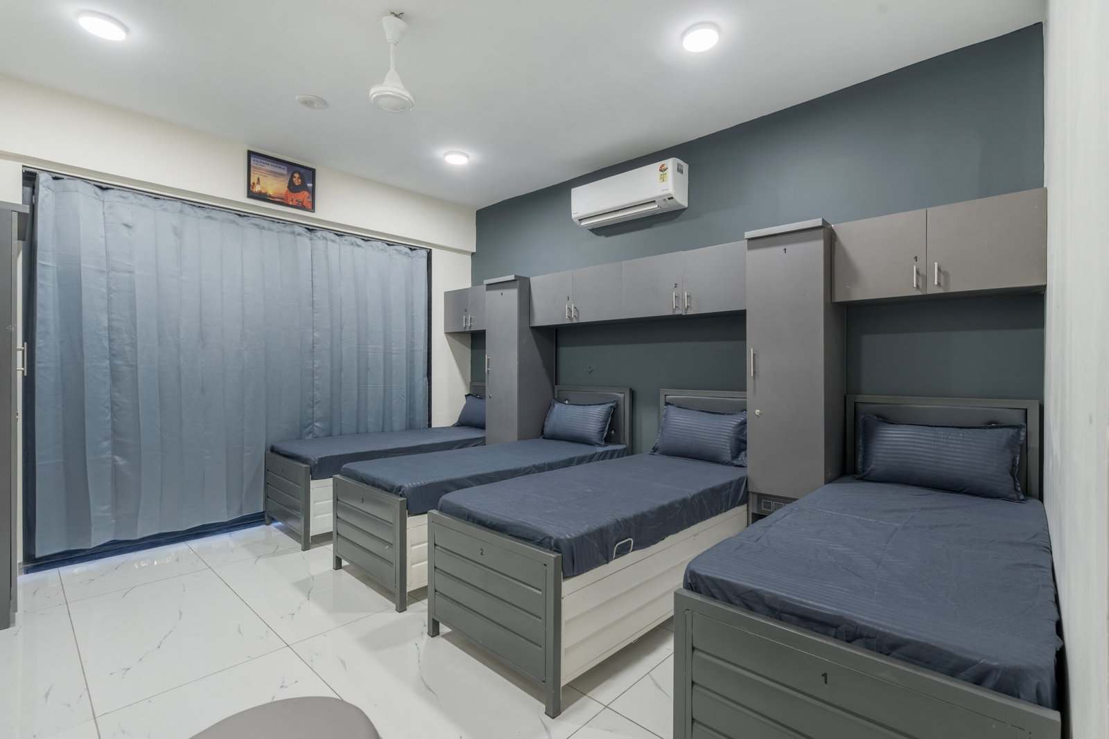 Girls PG room near Drive In Road Ahmedabad